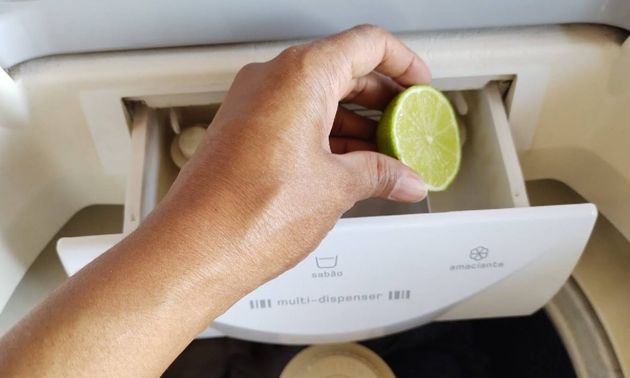Truque com limão na máquina de lavar ajuda a limpar roupas, eliminar odores e ainda protege o eletrodoméstico