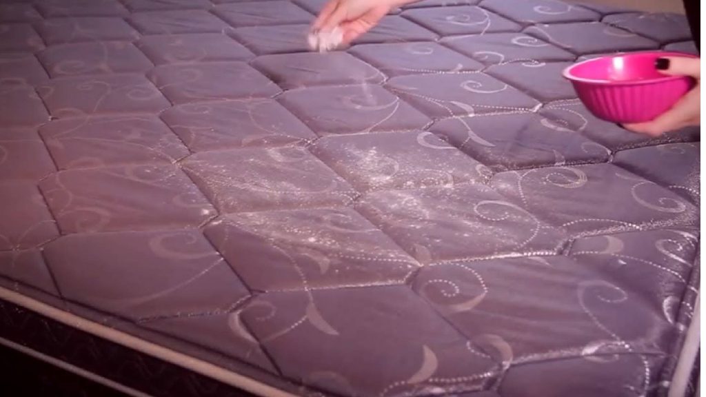 Truque japonês prático e barato para limpar o colchão no inverno