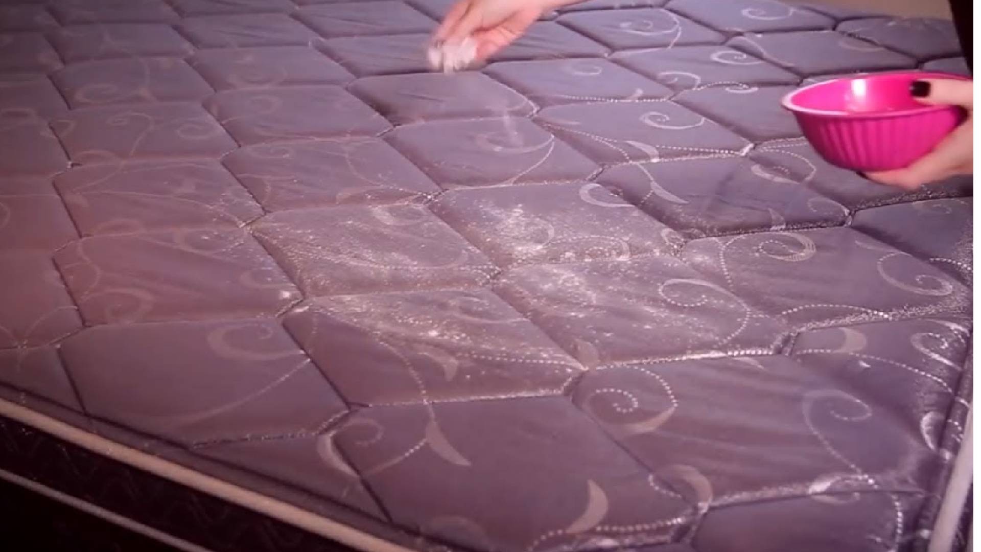 Truque japonês prático e barato para limpar o colchão no inverno