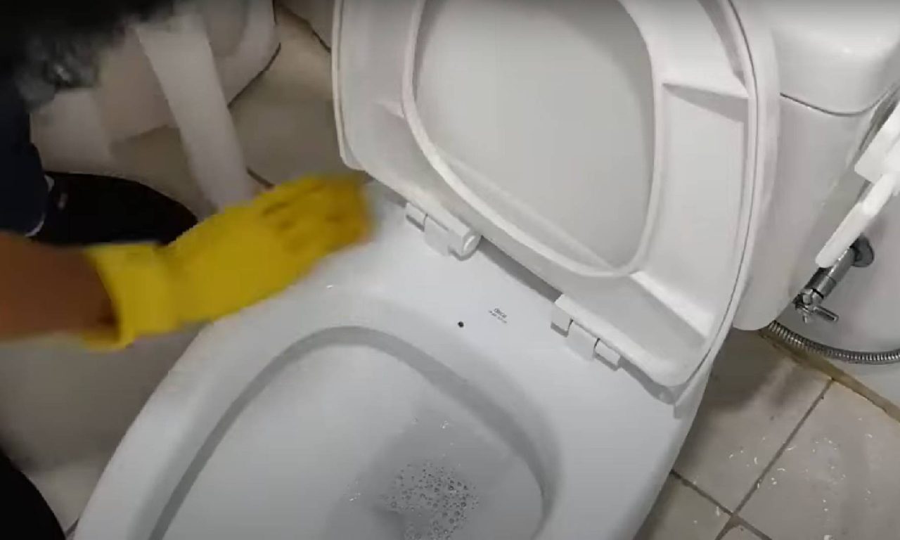 O método mais eficaz para limpar o vaso sanitário da sua casa e acabar com o mau cheiro