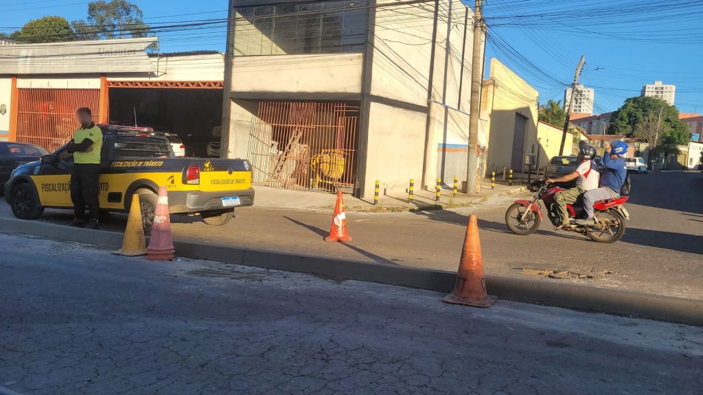 Avenida Mato Grosso passa a possuir uma mureta entre as pistas de rolamento.