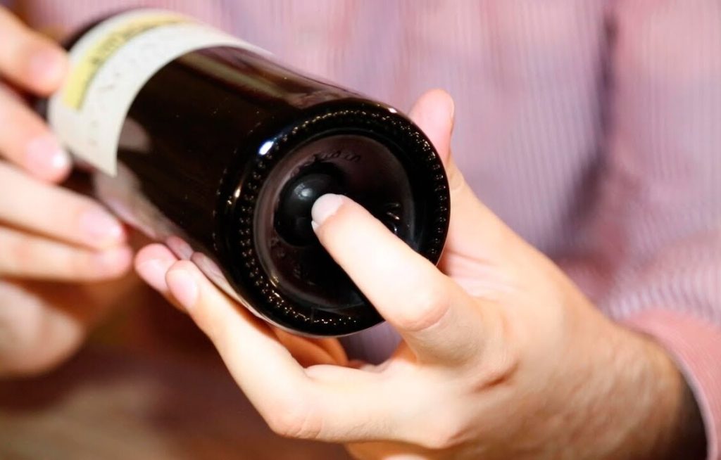 Buraco no fundo da garrafa de vinho tem utilidade que poucos conhecem