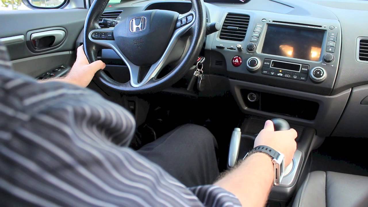 6 erros que você comete no carro automático sem perceber (e que podem sair caro!)