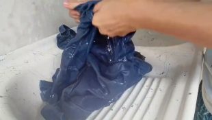 Essa é a frequência correta que a calça jeans deve ser lavada