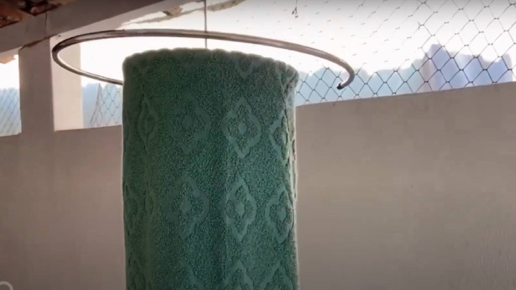 Não é o cesto, nem o gancho: veja o melhor lugar para colocar as toalhas depois do banho