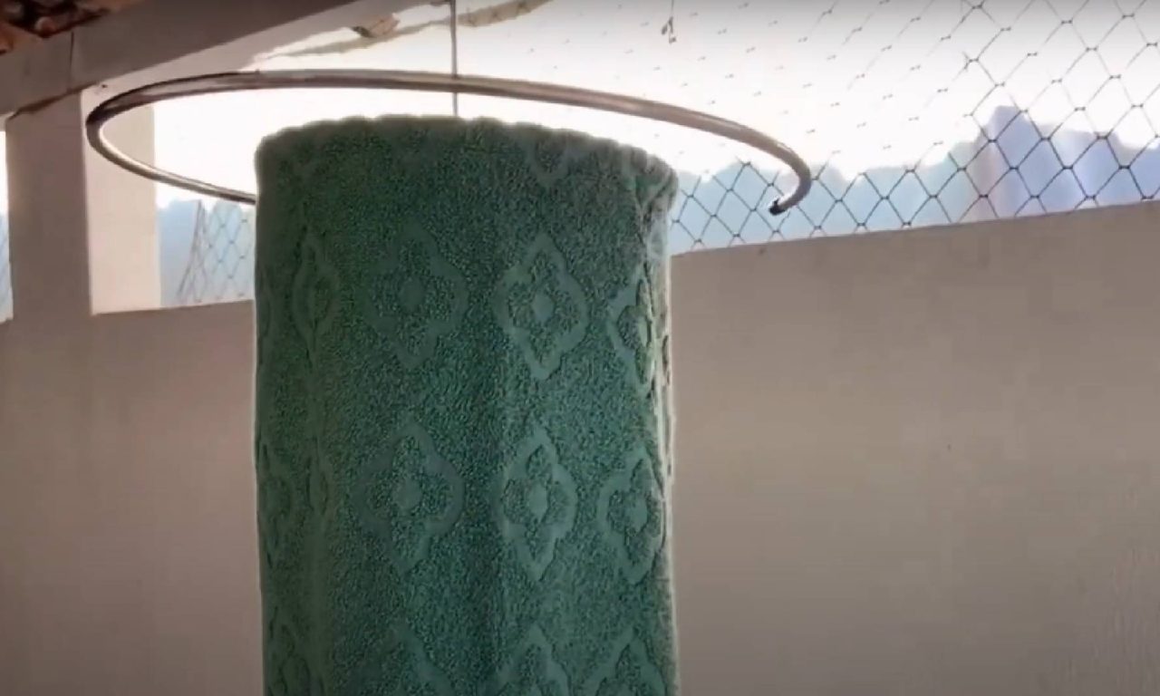 Não é o cesto, nem o gancho: veja o melhor lugar para colocar as toalhas depois do banho