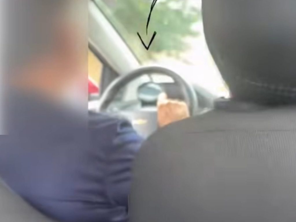 Motorista de aplicativo chama atenção de passageira por motivo inusitado: “será que esqueceu os óculos?”