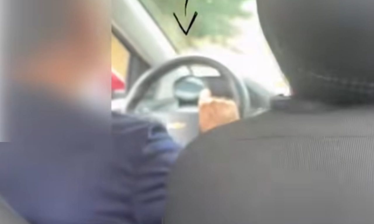 Motorista de aplicativo chama atenção de passageira por motivo inusitado: “será que esqueceu os óculos?”