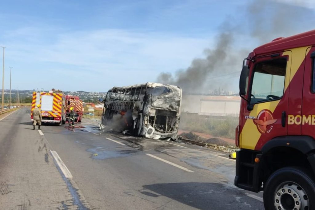 Ônibus se arrastou por 200 metros na BR-153 antes de pegar fogo; veja detalhes