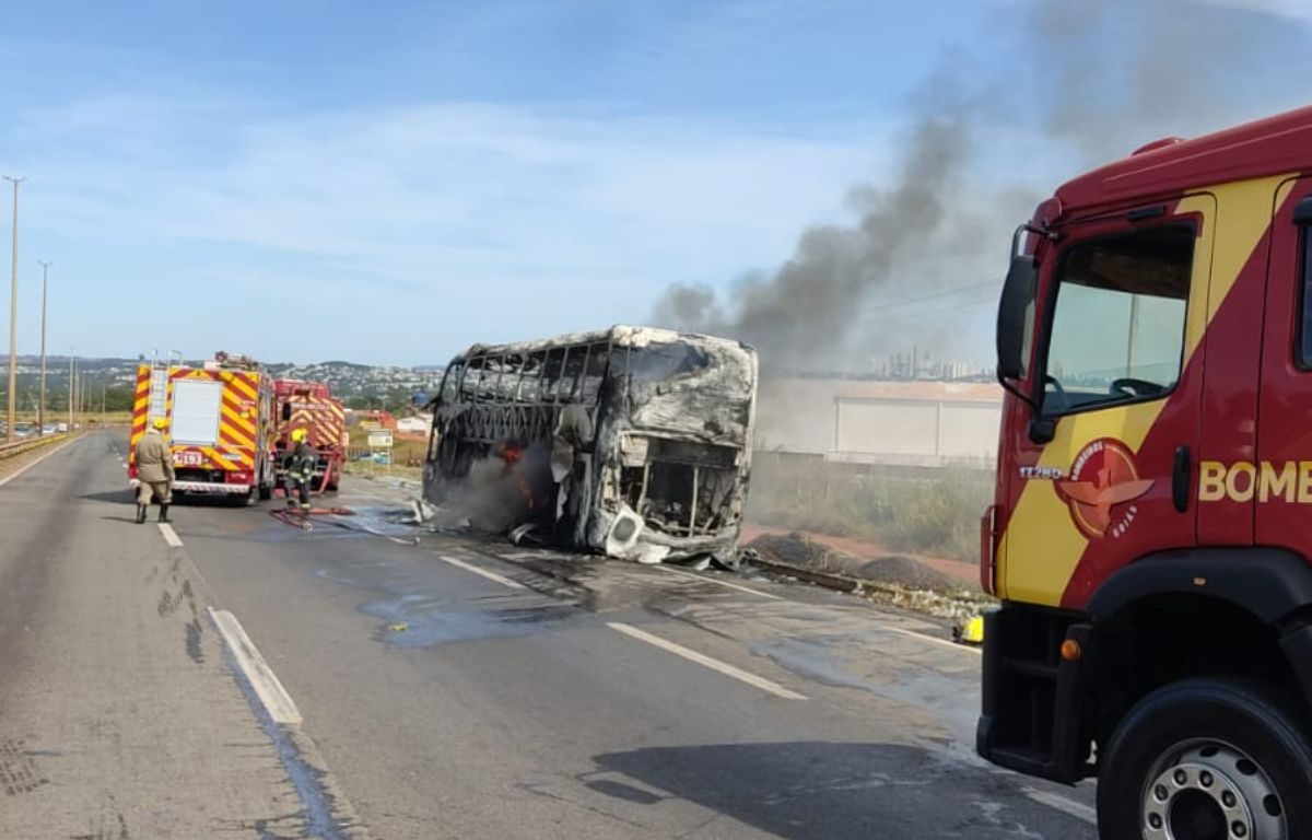 Ônibus se arrastou por 200 metros na BR-153 antes de pegar fogo; veja detalhes