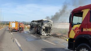 Ônibus se arrastou por 200 metros na BR-153 antes de pegar fogo; veja detalhes