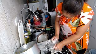 6 coisas que uma pessoa falsa repara ao te visitar e depois sai contando para os outros