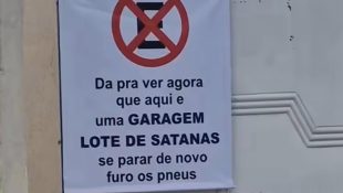 Morador deixou recado definitivo em placa.