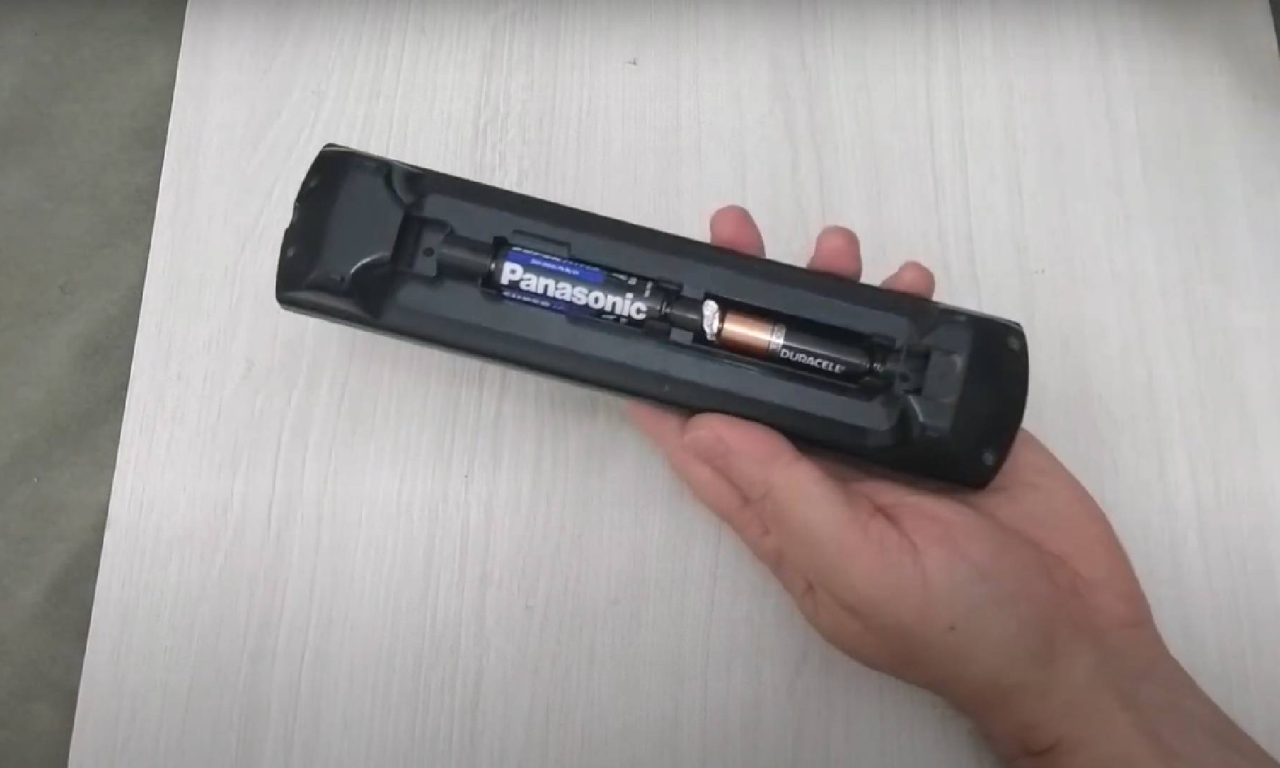 Truque rápido e eficiente para resolver o problema com a falta de pilhas para o controle remoto