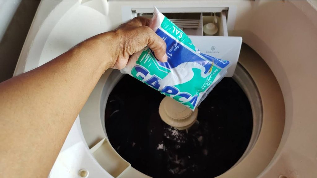 Truque caseiro para deixar branca outra vez a roupa que desbotou