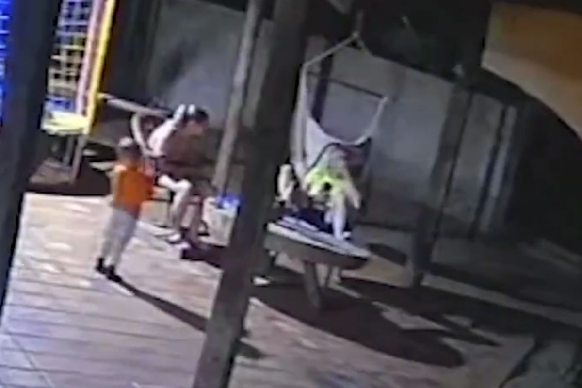 Criança de 2 anos atira e mata mãe enquanto brincava com arma do pai em MS