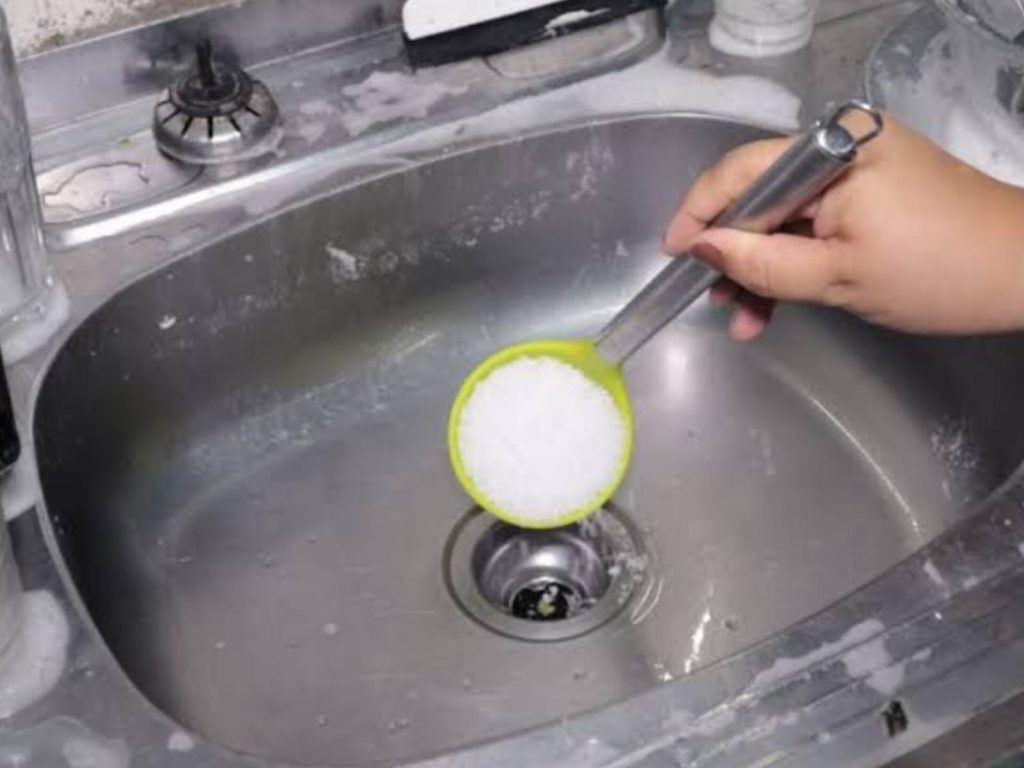 Truque certeiro para desentupir a pia de forma fácil, sem precisar chamar o técnico