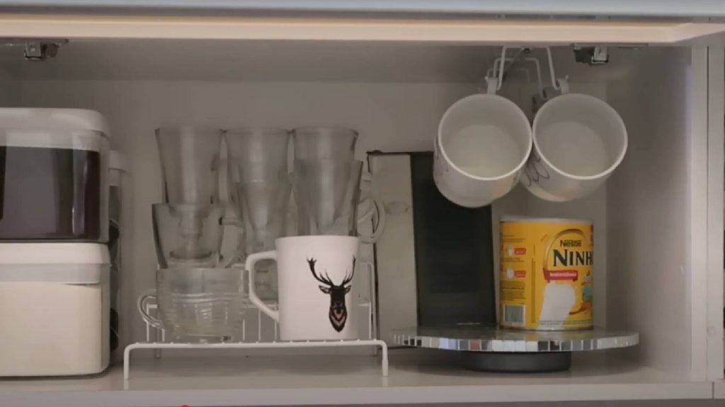 6 truques para organizar armários pequenos de forma eficiente