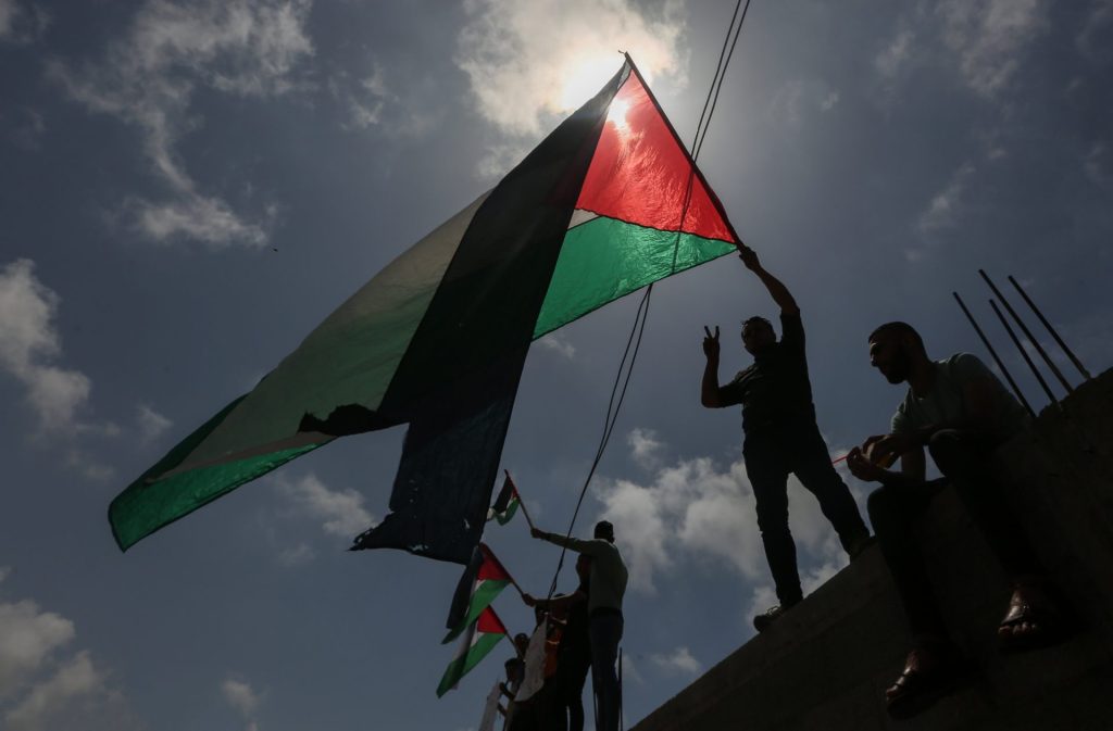 Palestinos balançam a bandeira da Palestina. (Foto: Thenews2/Folhapress)