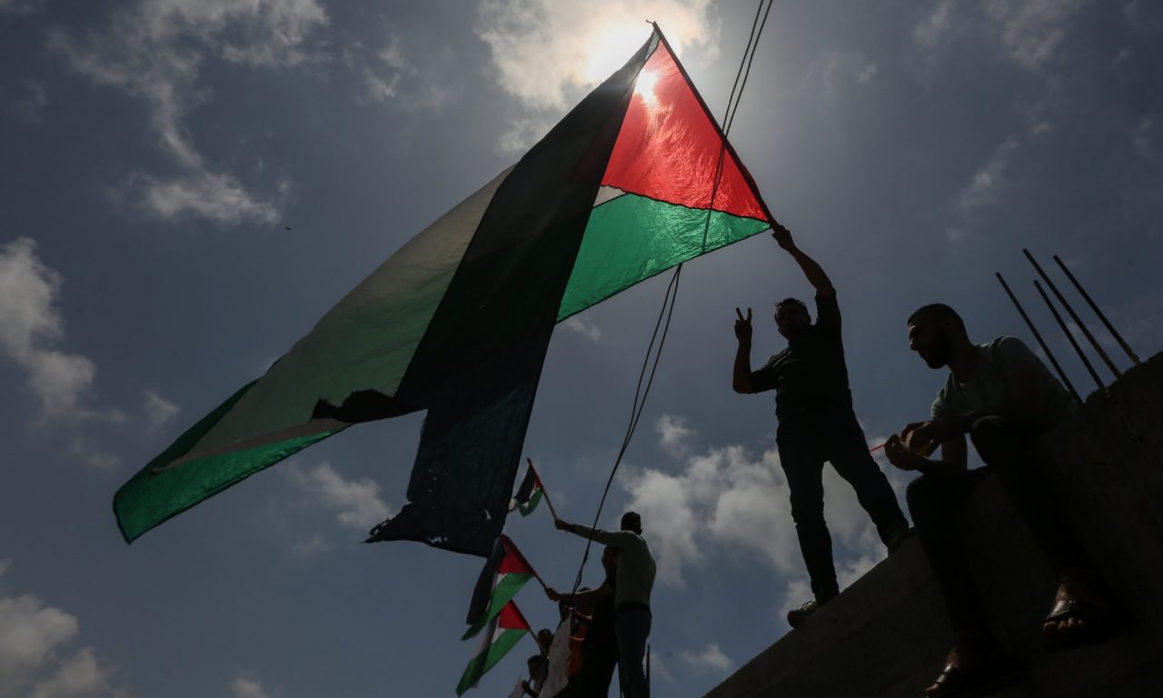 Palestinos balançam a bandeira da Palestina. (Foto: Thenews2/Folhapress)