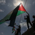 Palestinos balançam a bandeira da Palestina. (Foto: Thenews2/Folhapress)