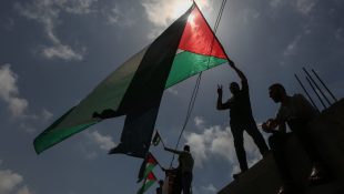Palestinos balançam a bandeira da Palestina. (Foto: Thenews2/Folhapress)