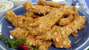 Tiras crocantes de frango: não vai óleo e é uma ótima opção para o almoço