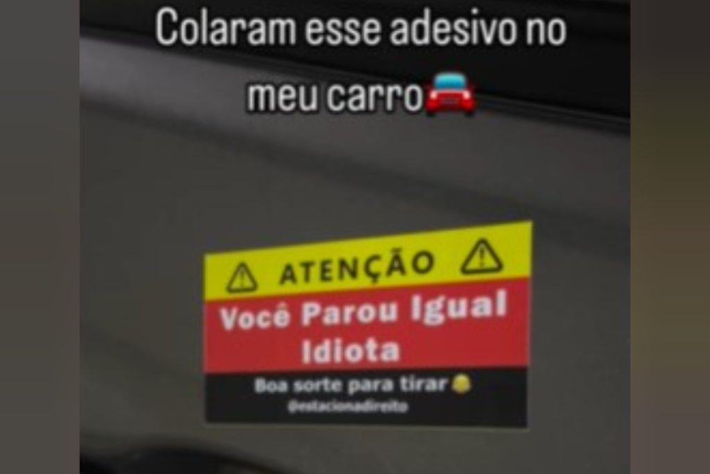 Placa com aviso direto colocada em veículo intriga motorista