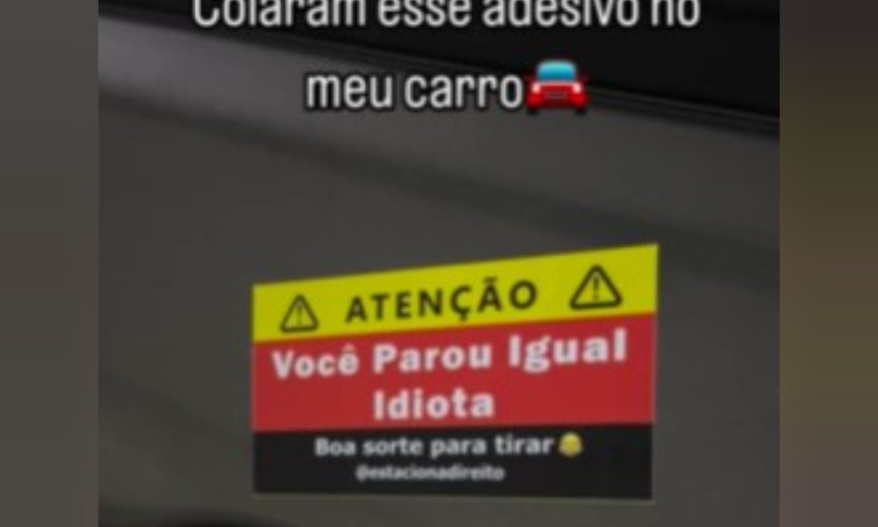 Placa com aviso direto colocada em veículo intriga motorista