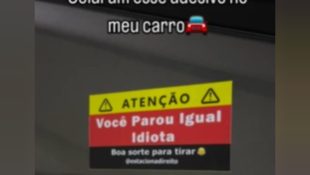 Placa com aviso direto colocada em veículo intriga motorista