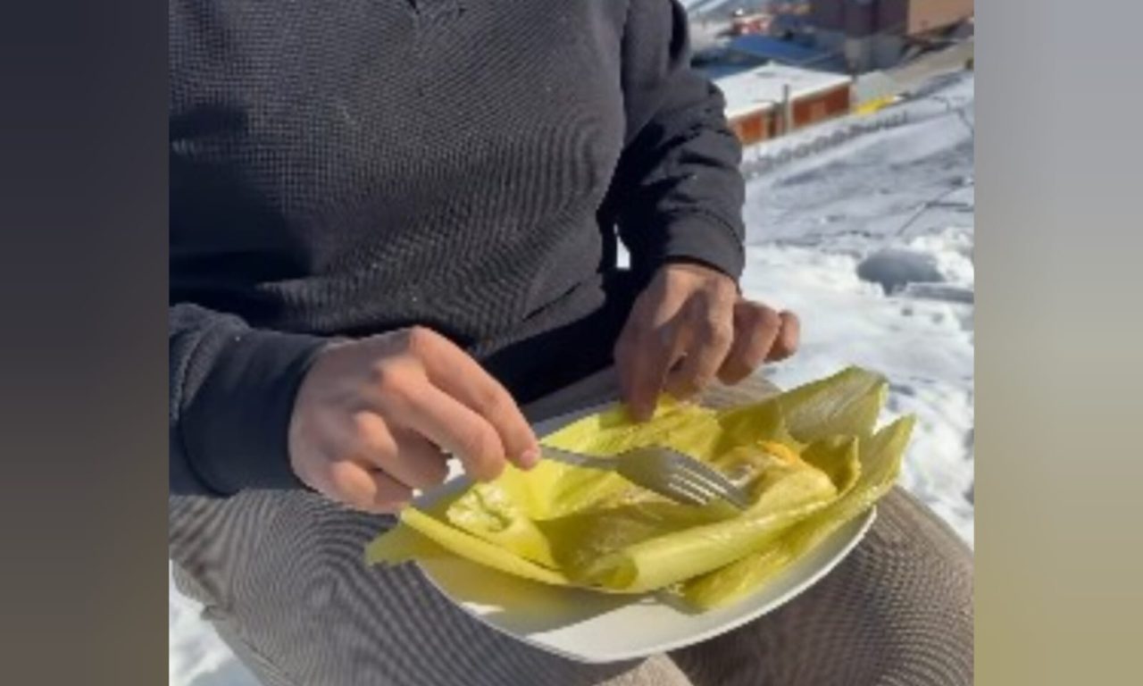 Brasileiro raiz impressiona ao fazer pamonha na neve