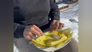 Brasileiro raiz impressiona ao fazer pamonha na neve