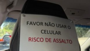 Motorista de app coloca placa polêmica no carro e chama atenção: “risco de assalto”