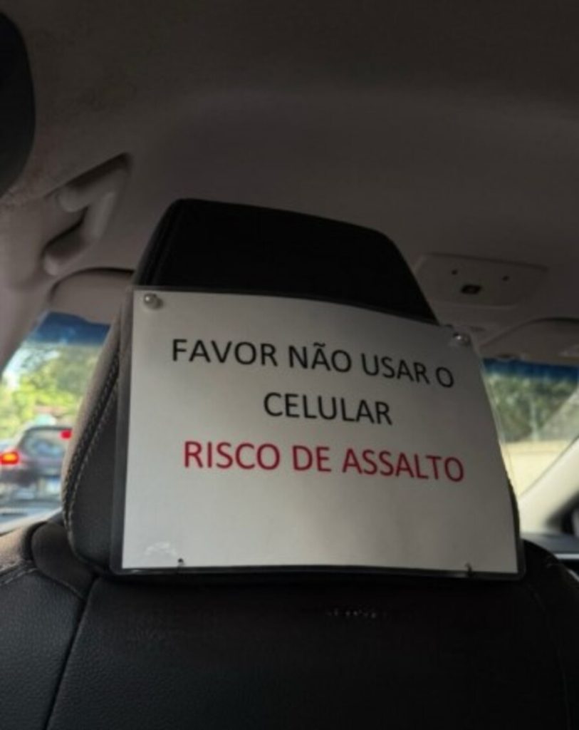 Motorista de app coloca placa polêmica no carro e chama atenção: “risco de assalto”