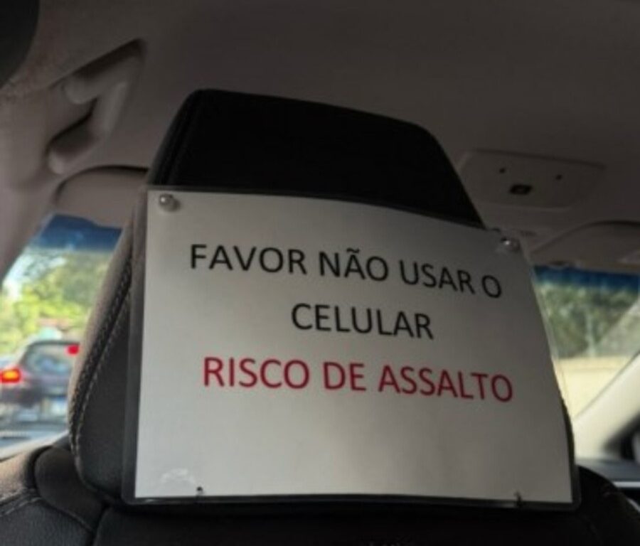 Motorista de app coloca placa polêmica no carro e chama atenção: “risco de assalto”
