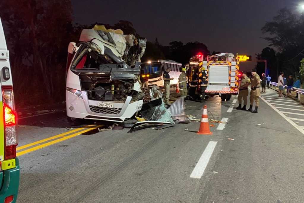 Grave acidente na BR-153 com ônibus que levava estudantes para UFG já tem 6 mortes confirmadas