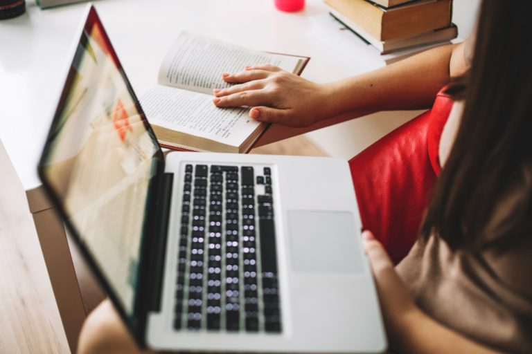 255 cursos gratuitos e à distância para fazer sem sair de casa