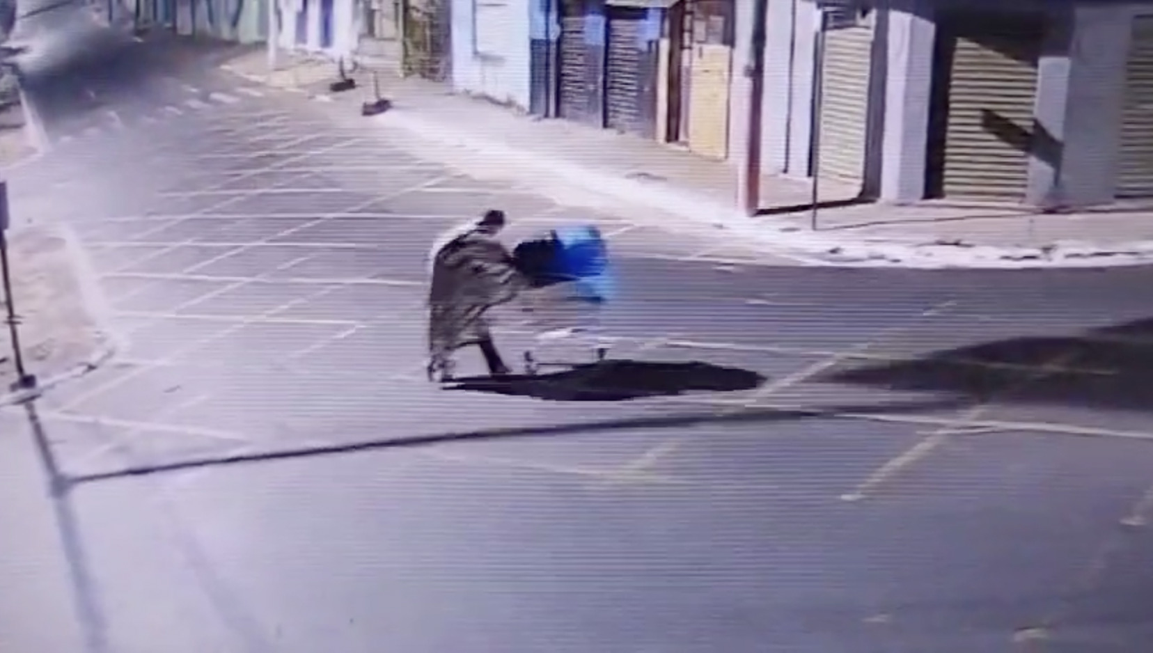 Veja momento que homem joga corpo em terreno do Centro de Anápolis e ateia fogo