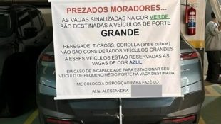 Morador fica surpreso ao encontrar placa na garagem de condomínio