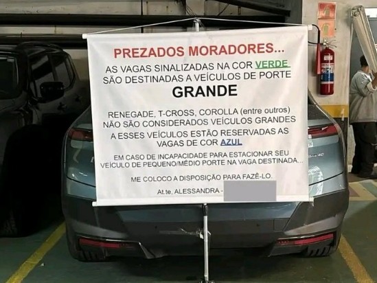 Morador fica surpreso ao encontrar placa na garagem de condomínio