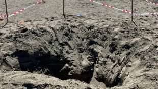 Buraco cavado por crianças em praia de Montalto di Castro, na região de Lácio, Itália.