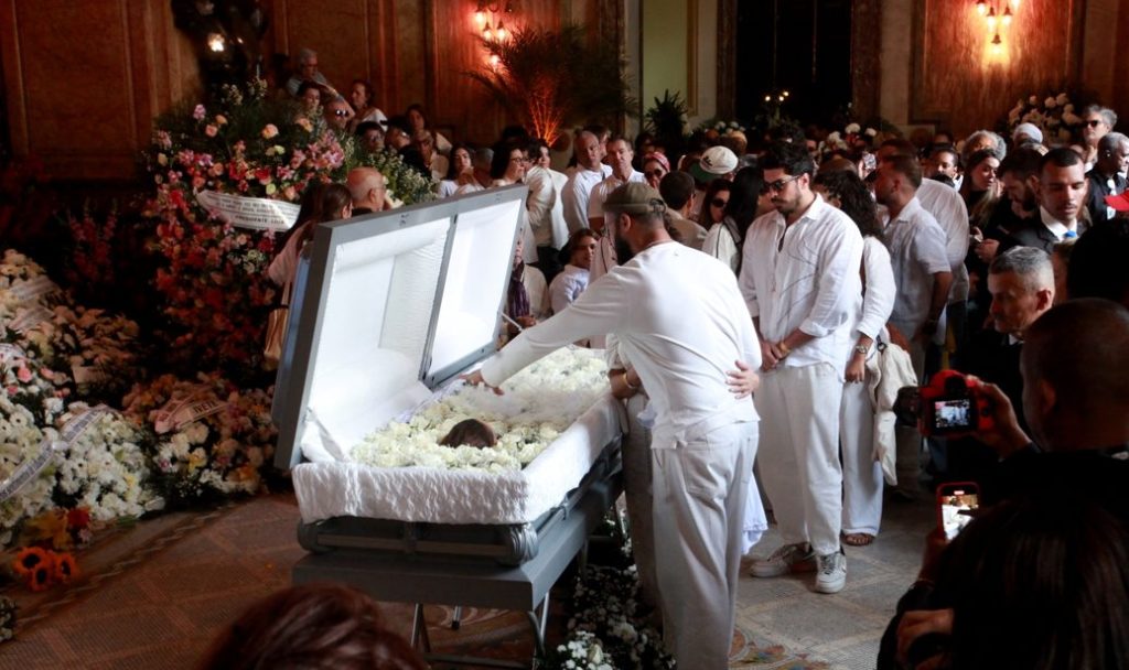 Francisco Gil, filho de Preta Gil, dá último adeus à mãe no Theatro Municipal do Rio de Janeiro. (Foto: Onofre Veras/Thenews2/Folhapress)