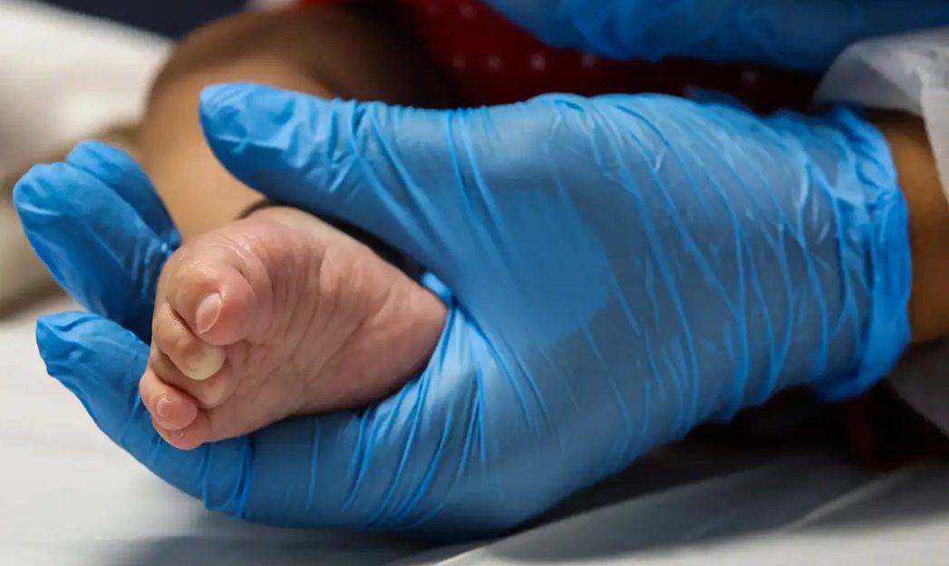 Bebê é atendido por pediatra. (Foto: Paulo Pinto/Agência Brasil)
