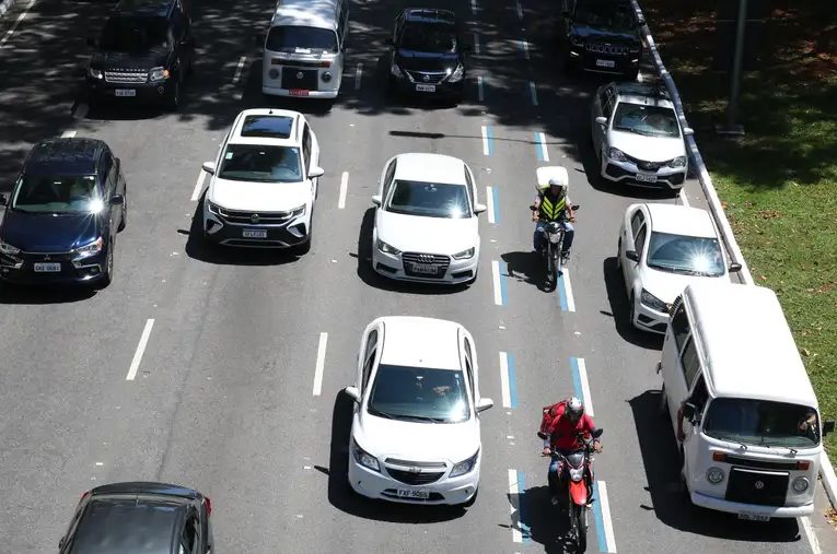 Faixa Azul para motociclistas na avenida 23 de Maio. (Foto: Rovena Rosa/Agência Brasil)