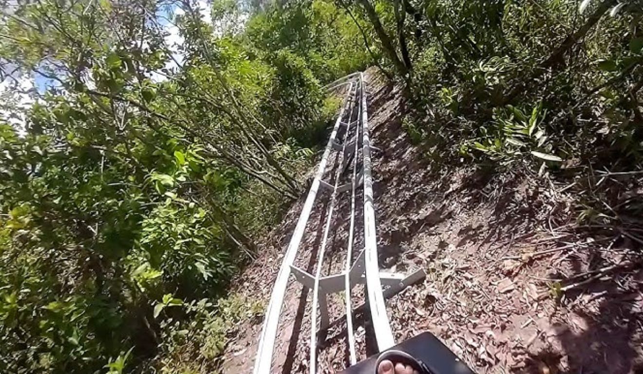 Conheça montanha-russa com vista para cachoeira escondida em Goiás