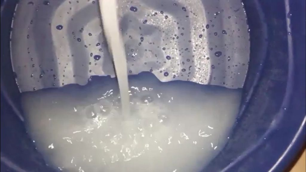 Cor da água chamou atenção da moradora. (Foto: Reprodução)