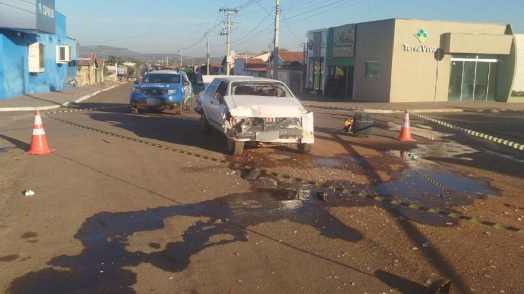 Criança foi arremessada do carro. (Foto: Reprodução)