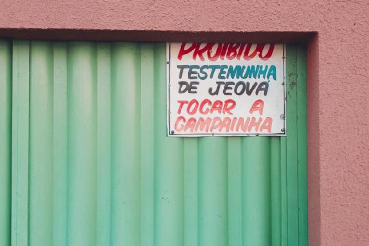 Placa chama atenção em Goiânia ao exibir recado a testemunhas de Jeová