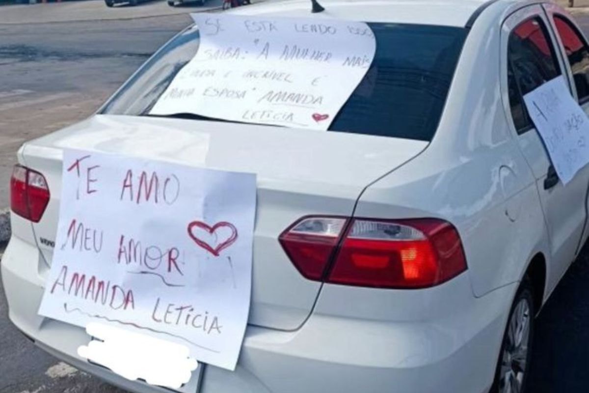 Motorista de Goiás repercute nas redes sociais por demonstração de amor ousada para esposa