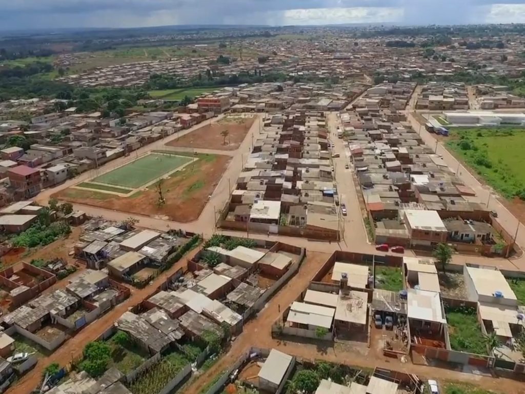 Na divisa com Goiás, maior favela do Brasil tem mais de 100 mil habitantes